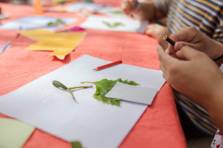 Imagen de aula en México mostrando educación inclusiva y estrategias pedagógicas modernas con estudiantes diversos y tecnología educativa.