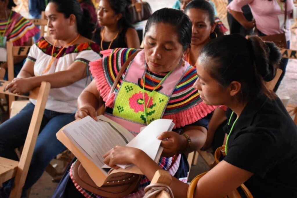 Fotografía de mujeres indígenas mexicanas participando en una clase que refleja los retos y avances de la educación indígena
