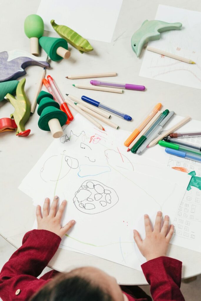 Fotografía de niños pequeños en un aula que refleja la baja cobertura de educación inicial en México