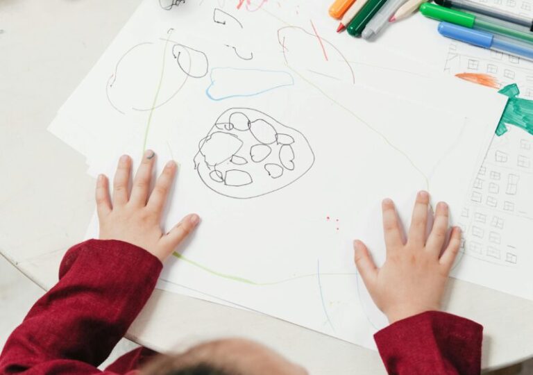 Fotografía de niños pequeños en un aula que refleja la baja cobertura de educación inicial en México