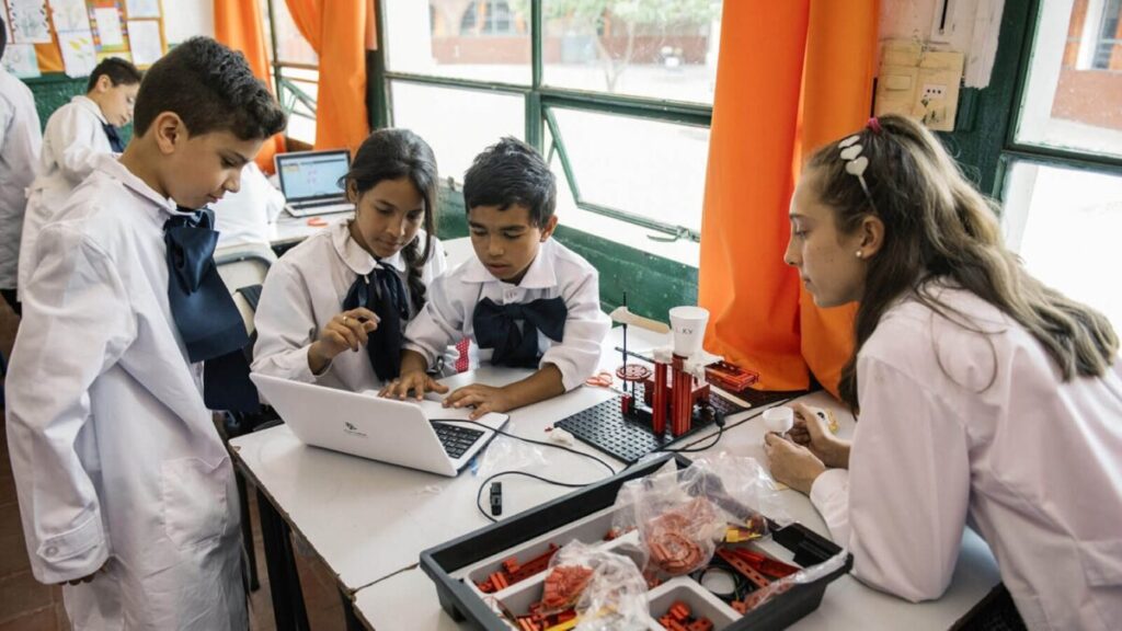 Estudiantes uruguayos en aula de colegio privado, reflejando el impacto en la educación privada y la búsqueda de soluciones sostenibles.