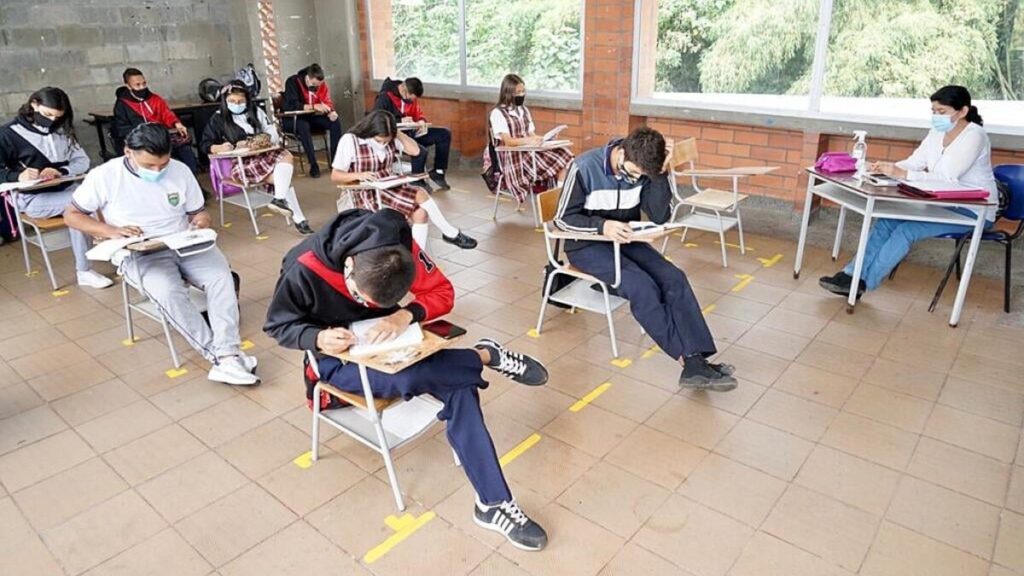 Estudiantes colombianos en una institución pública, reflejando el papel de la educación pública como motor de movilidad social en Colombia