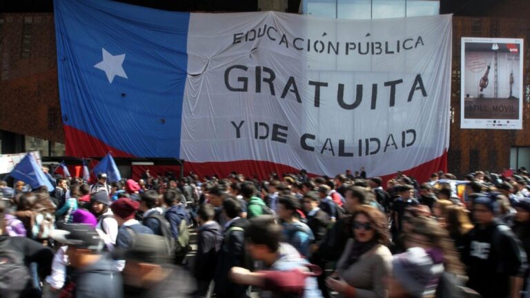 Comunidad escolar en Chile participando en consejos educativos para fortalecer la educación pública y reducir desigualdades