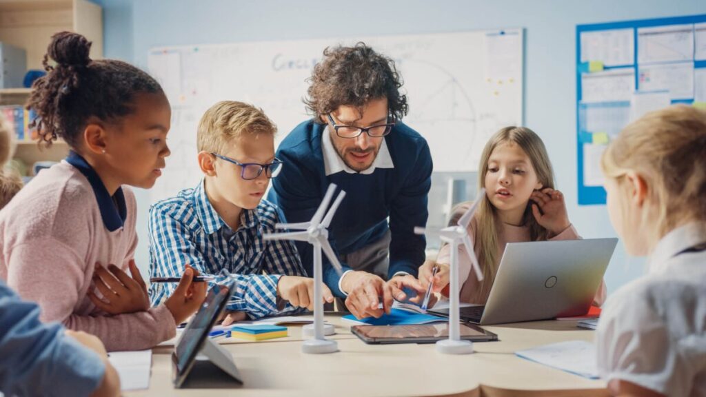Estudiantes de Jalisco usando kits de robótica en aulas modernas para fortalecer la educación STEAM y reducir brechas digitales