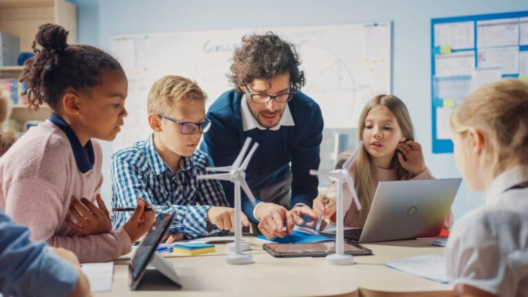 Estudiantes de Jalisco usando kits de robótica en aulas modernas para fortalecer la educación STEAM y reducir brechas digitales
