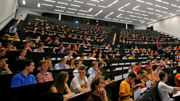 Estudiantes europeos en una universidad moderna, reflejando cómo la educación universitaria impulsa ingresos y movilidad social.