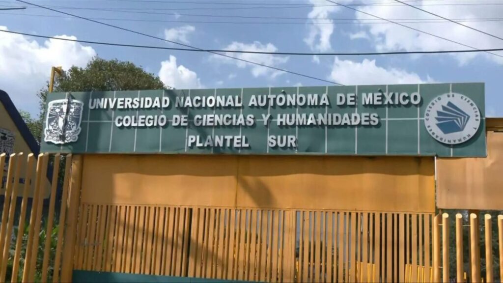 Estudiantes mexicanos en campus universitario reflejando cómo la educación fortalece la paz y la seguridad en la comunidad académica