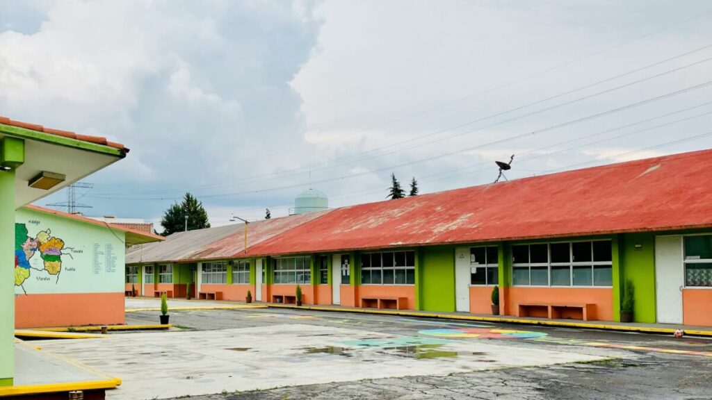 Fotografía conceptual que refleja cómo la deuda pública y programas sociales superan al gasto en educación y salud en México