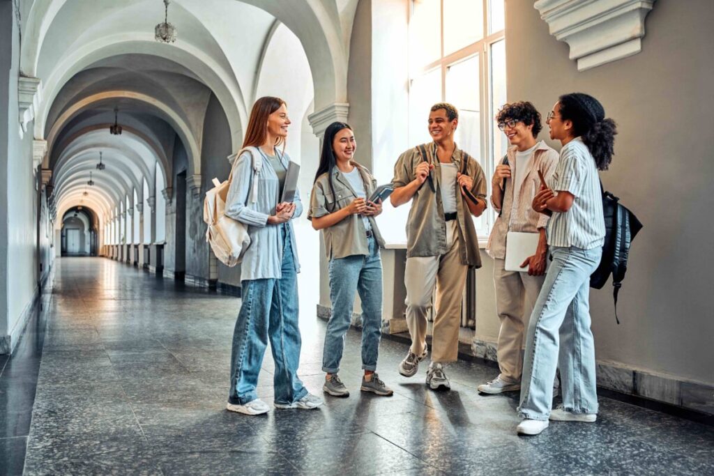 Imagen editorial de estudiantes universitarios utilizando Instagram para buscar compañero universitario ideal, generando comunidad antes del ingreso.
