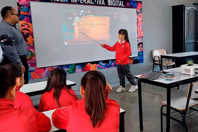Estudiantes de Quintana Roo participando en actividades educativas con tecnología avanzada en un ambiente seguro y dinámico.