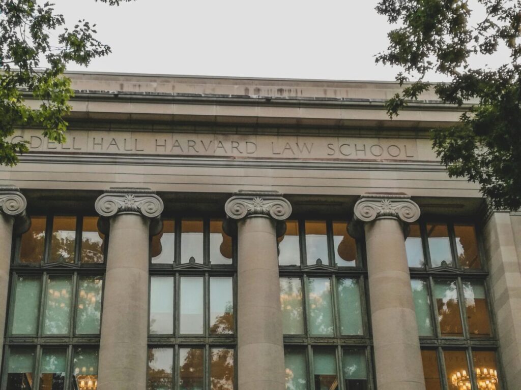 Restricciones financieras de Trump a Harvard con énfasis en educación y transparencia universitaria en Estados Unidos