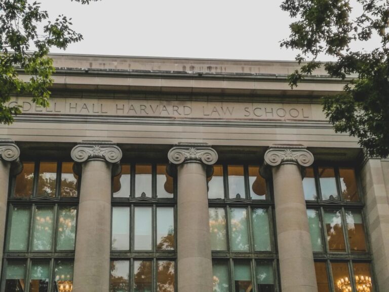 Restricciones financieras de Trump a Harvard con énfasis en educación y transparencia universitaria en Estados Unidos