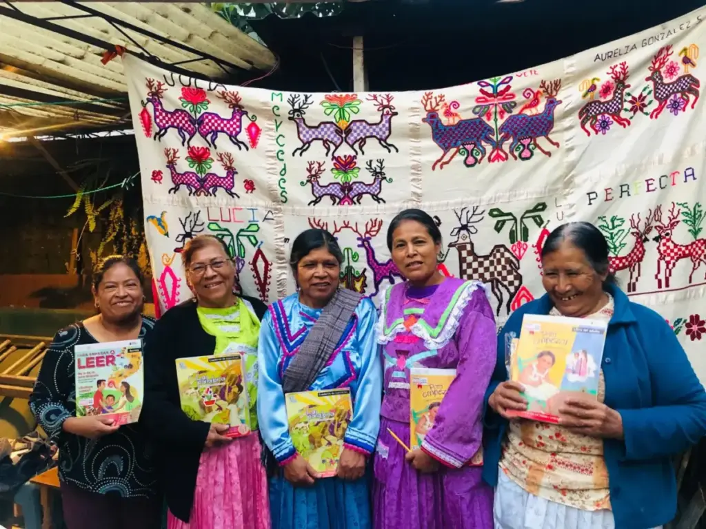 Personas indígenas en México participando en programas de alfabetización y educación básica del INEA