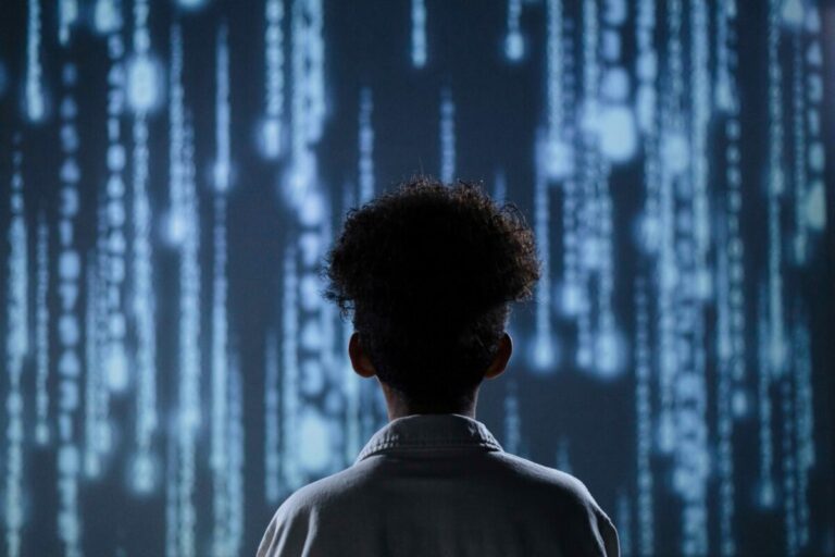 Estudiantes y profesores en Oxford utilizando inteligencia artificial para fortalecer la educación personalizada e inclusiva