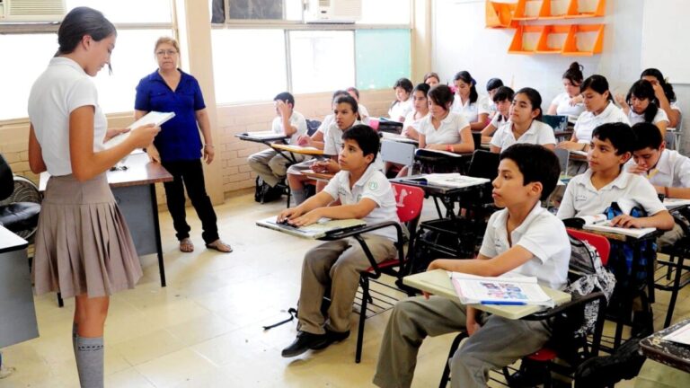Fotografía conceptual de estudiantes mexicanos en un aula que refleja el impacto del gasto público en la educación en México