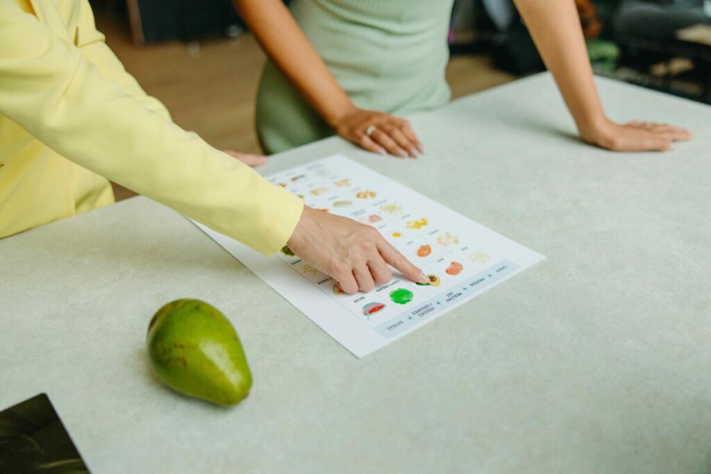 Estudiantes mexicanos en un aula recibiendo clases de nutrición y hábitos saludables como parte de la educación básica