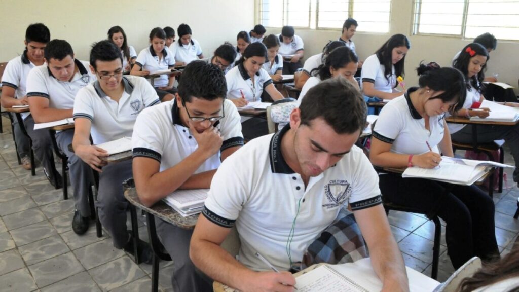 Estudiantes en Ciudad Juárez ingresan a un plantel escolar reconvertido para ampliar la matrícula de educación media superior en México