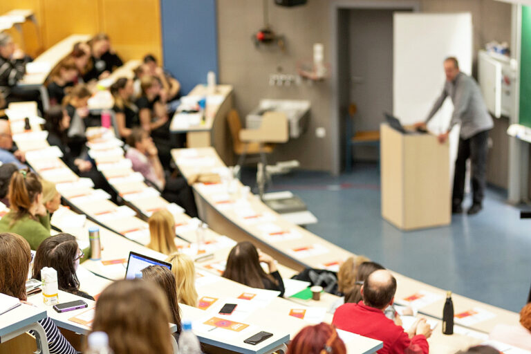 Jóvenes accediendo a educación superior en España, fortaleciendo bienestar y equidad