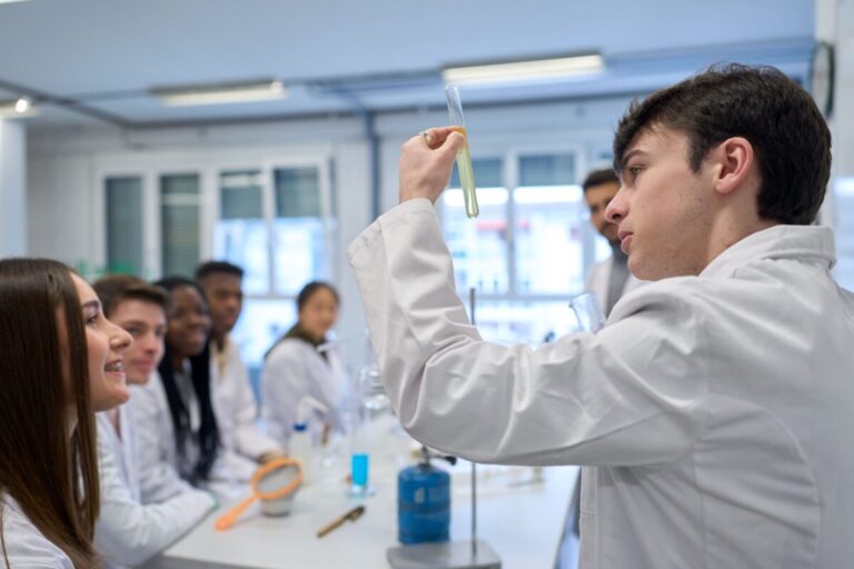 Estudiantes de química trabajando con sistemas de pensamiento y sostenibilidad educativa