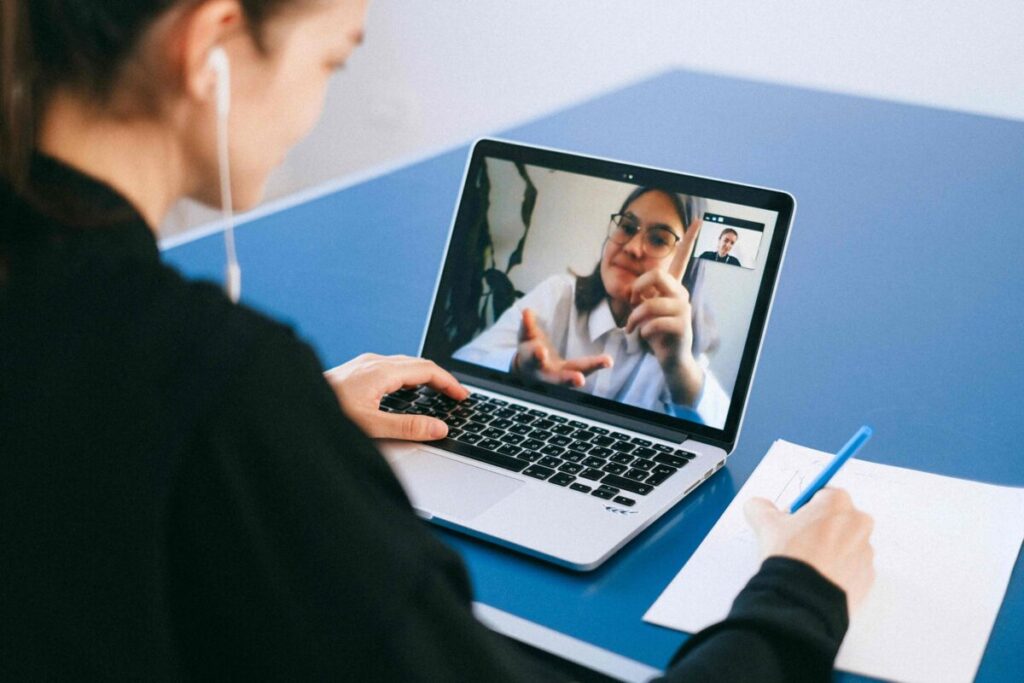 Estudiantes en México utilizando computadoras para educación en línea UAT, aprendizaje flexible y accesible