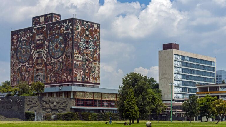 Académicos y estudiantes de la UNAM participan en un coloquio sobre educación ambiental y cambio climático en México