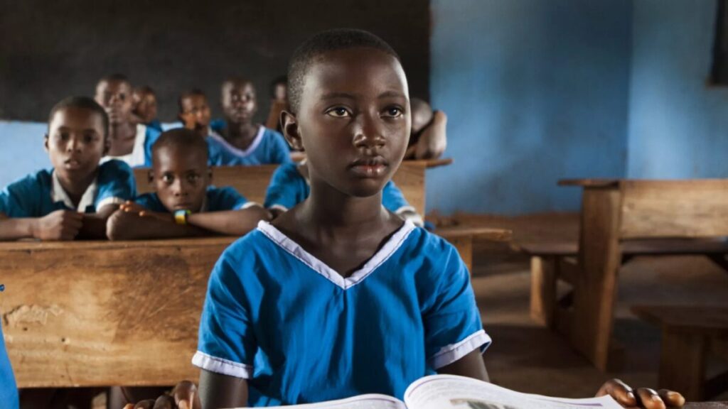 Estudiantes en Nigeria utilizando tabletas como parte del programa Learning Passport de UNICEF y Tecno para impulsar la educación digital inclusiva