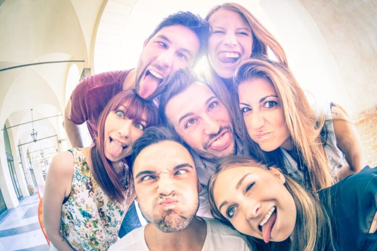 Estudiantes en campus de Estados Unidos representan el fenómeno de las party schools y su cultura social y académica