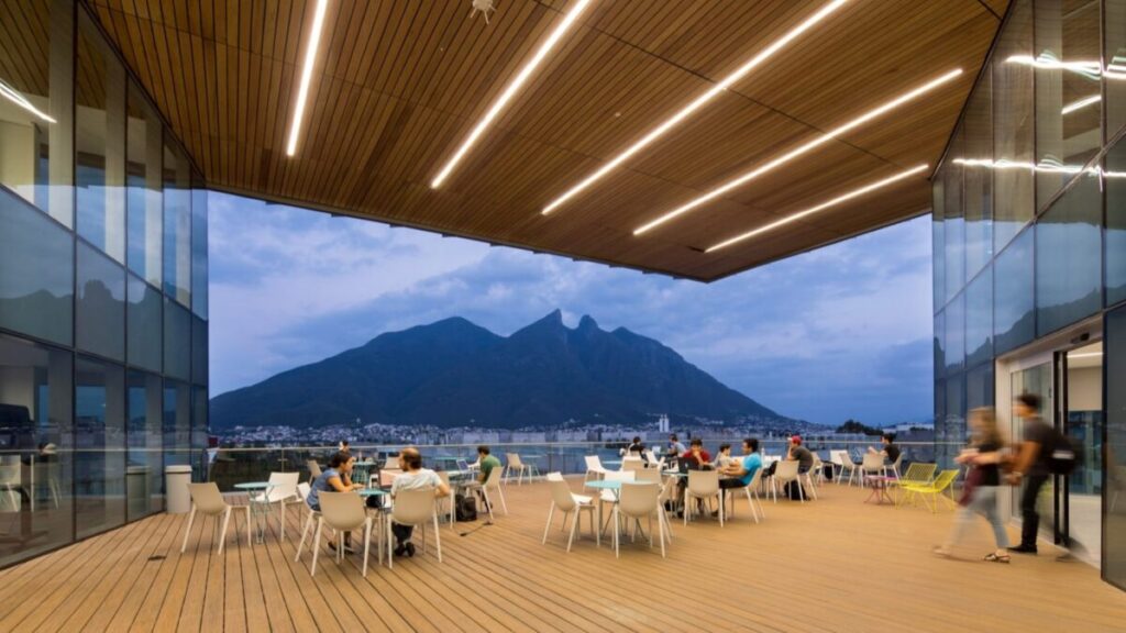 Fotografía de un campus universitario privado en México que refleja los costos exclusivos de las universidades privadas en México
