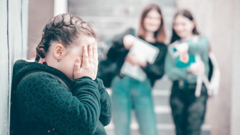 Alumnos en aula mexicana participando en actividades de convivencia y prevención del bullying escolar con apoyo docente