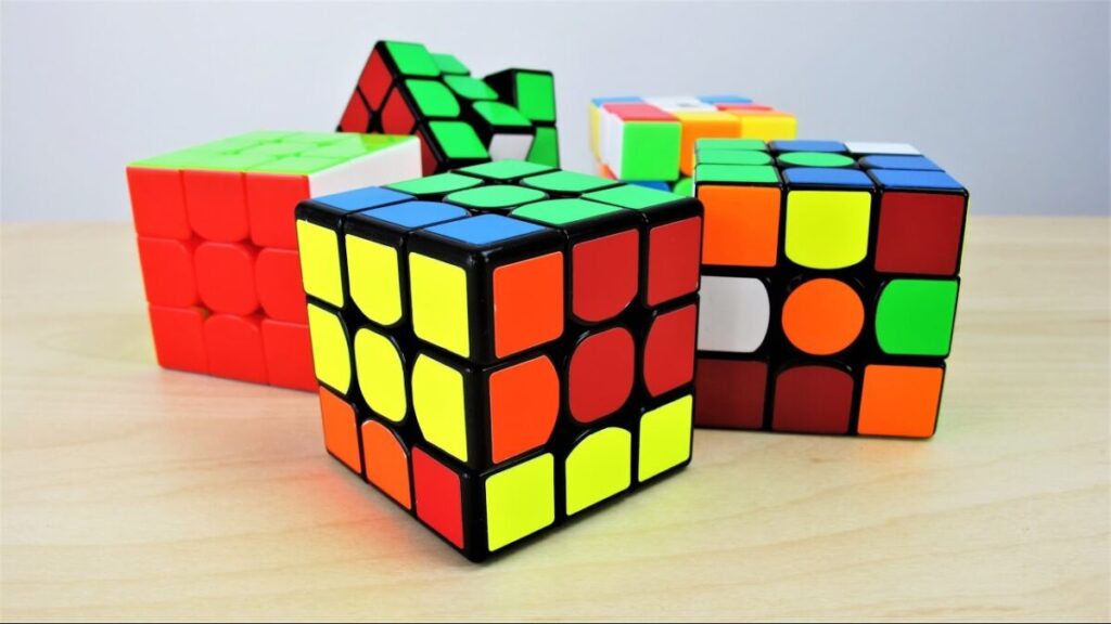 Persona mayor concentrada resolviendo un Cubo de Rubik en ejercicio de estimulación cognitiva activa