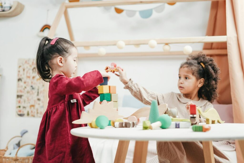Niño español en aula con señales de dificultades de coordinación motriz