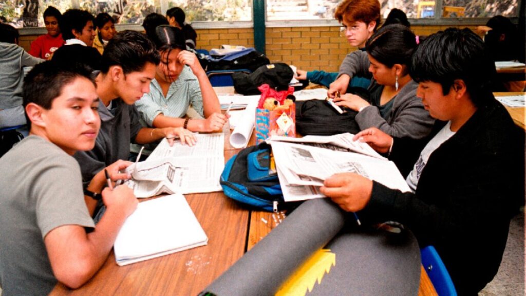 Trabajadores y estudiantes en nuevo plantel educativo, símbolo del crecimiento de la educación media superior en México