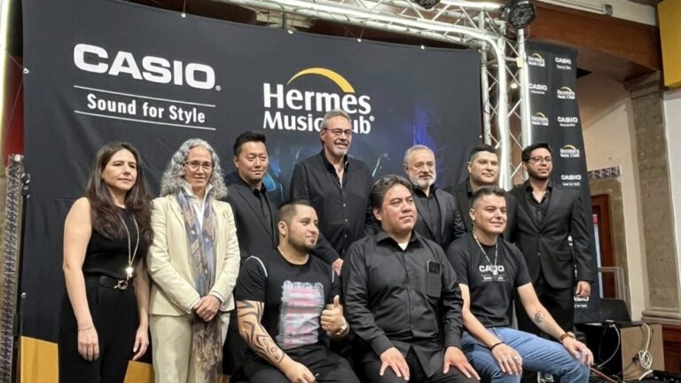 Niños y jóvenes mexicanos tocando instrumentos Casio en clases de educación musical impulsadas por Hermes Music