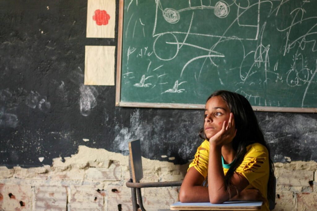 Maestro en una escuela rural vacía en India, representando el desafío de la educación rural sin estudiantes