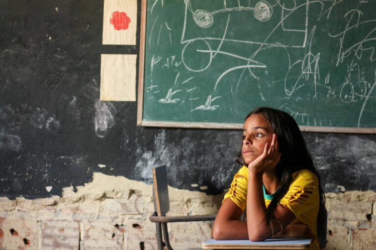 Maestro en una escuela rural vacía en India, representando el desafío de la educación rural sin estudiantes