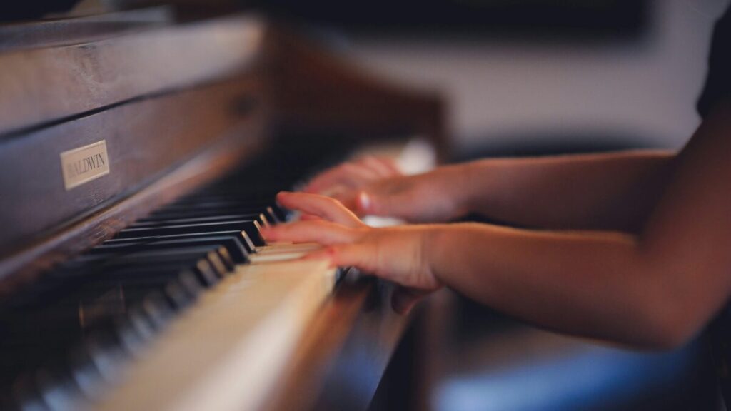 Estudiantes tocando instrumentos musicales en clase, símbolo del valor de la educación musical y el aprendizaje creativo