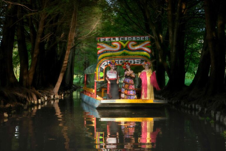 Fotografía editorial del festival biocultural de Día de Muertos con trajineras, flores de cempasúchil y actividades educativas en Xochimilco