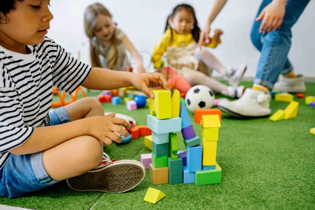 Niña en movimiento dentro de un aula de psicomotricidad en educación infantil
