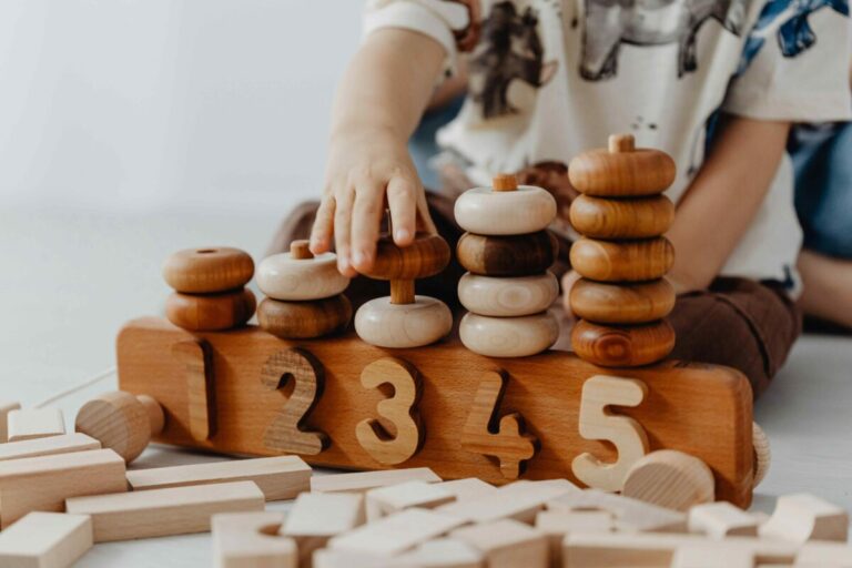 Niños en escuela pública aplicando la educación Montessori con materiales didácticos