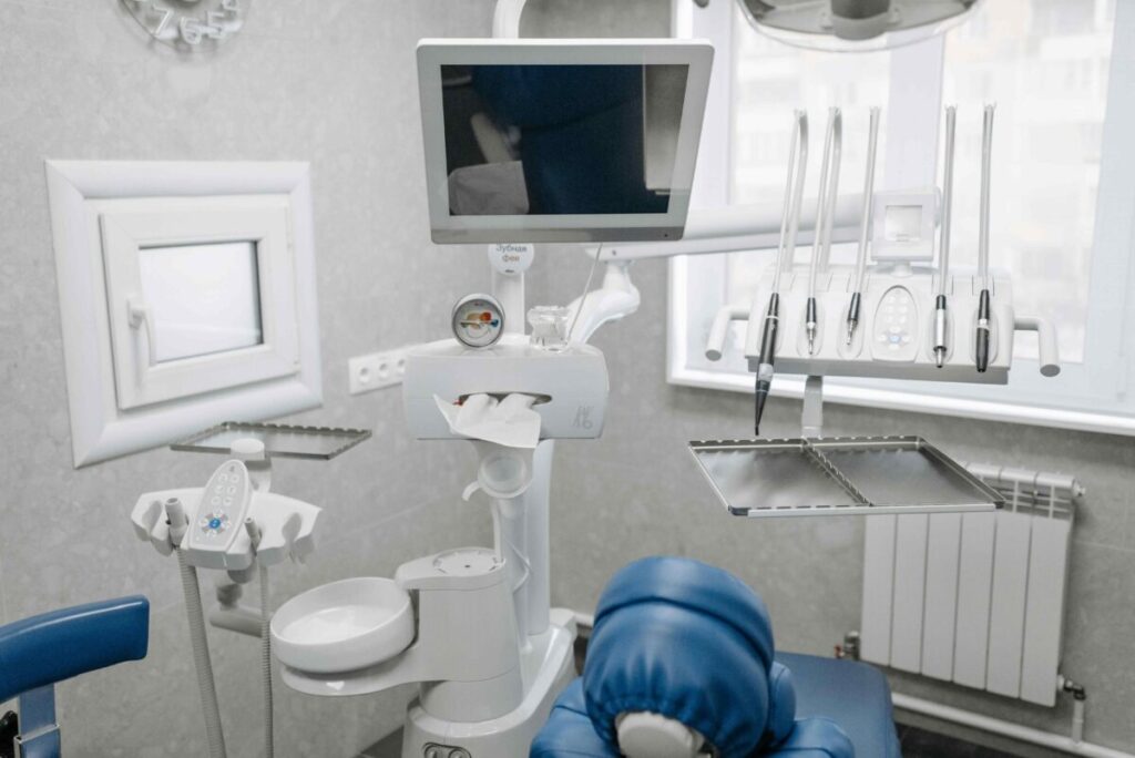 Estudiantes de odontología de la UAS en prácticas clínicas con equipamiento moderno y educación de calidad