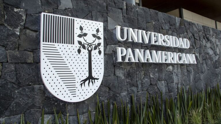 Alumnos universitarios en la Universidad Panamericana participan en actividades académicas de la nueva Licenciatura en Actuaría con enfoque científico y ético.