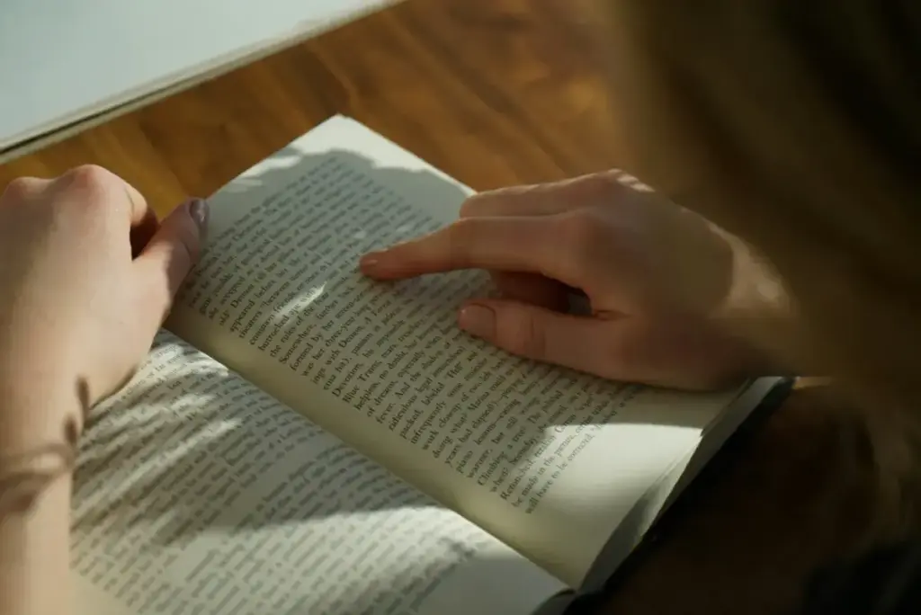 Estudiante leyendo en pantalla digital mientras mejora su comprensión y velocidad lectora con técnicas de lectura rápida