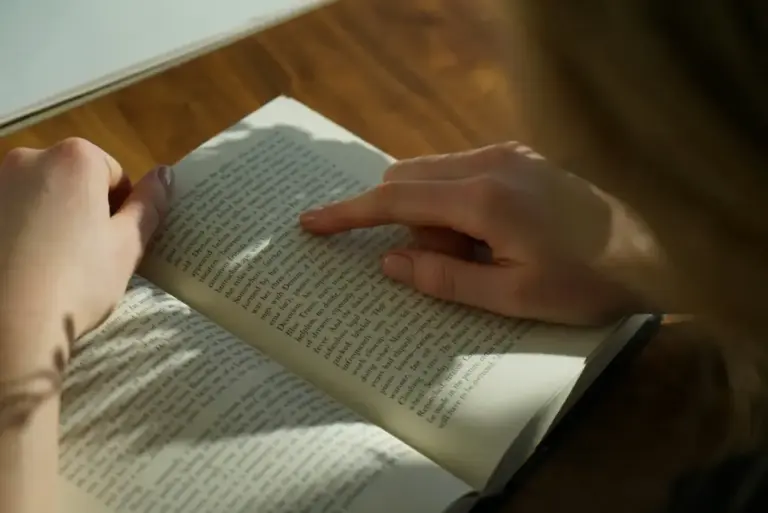 Estudiante leyendo en pantalla digital mientras mejora su comprensión y velocidad lectora con técnicas de lectura rápida