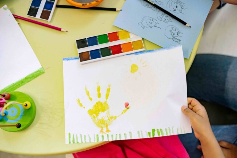 Estudiantes de primaria pintando en clase de educación artística en Aguascalientes