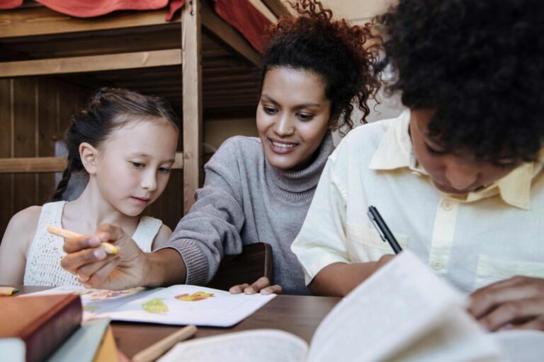 Familias españolas visitando escuelas con enfoque en bienestar emocional y formación integral