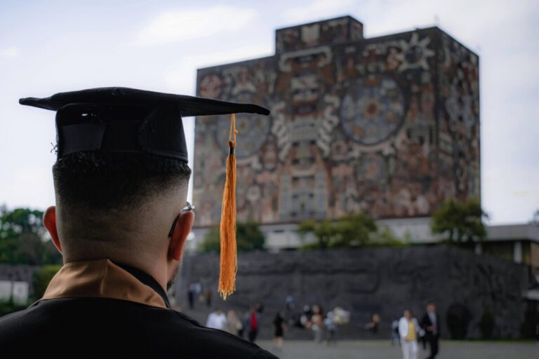 Imagen que representa universidades mexicanas con estudiantes y aulas modernas, destacando la educación superior como motor de innovación