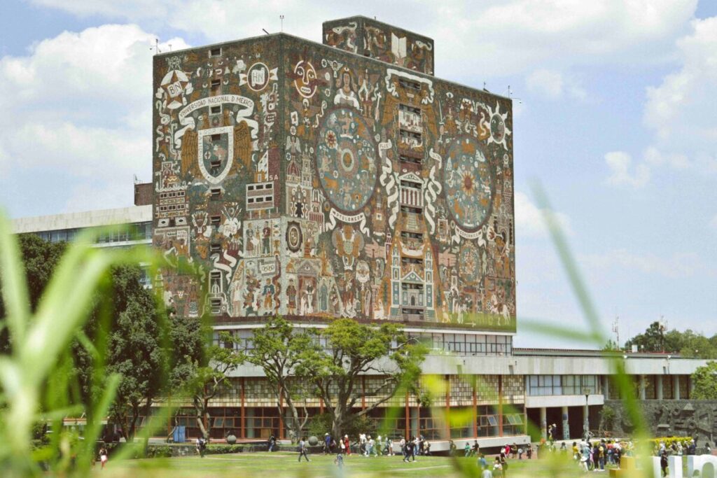 Estudiante de la UNAM en el extranjero gracias a las becas de movilidad internacional