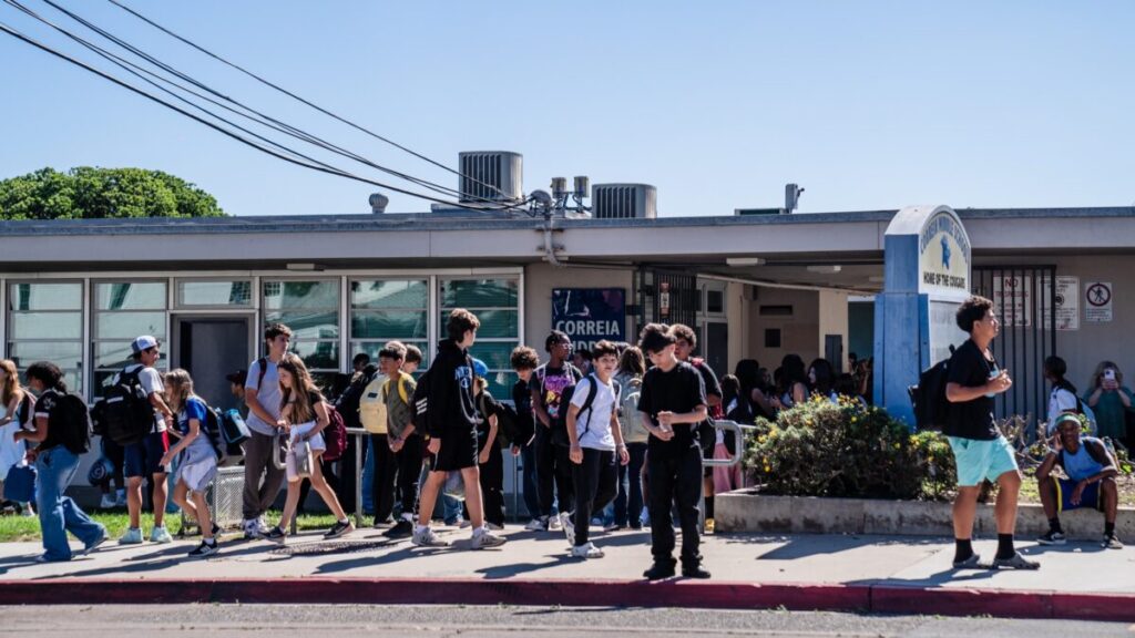 Escuela pública en San Diego durante jornada escolar, reflejando el esfuerzo del distrito por mejorar la planeación educativa y el uso de espacios.