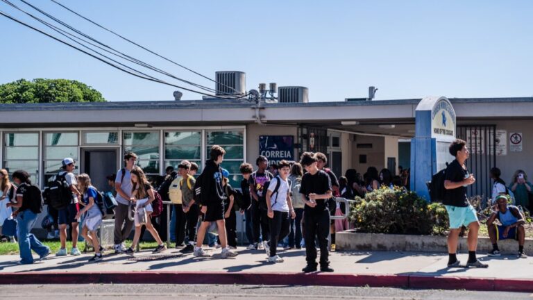 Escuela pública en San Diego durante jornada escolar, reflejando el esfuerzo del distrito por mejorar la planeación educativa y el uso de espacios.