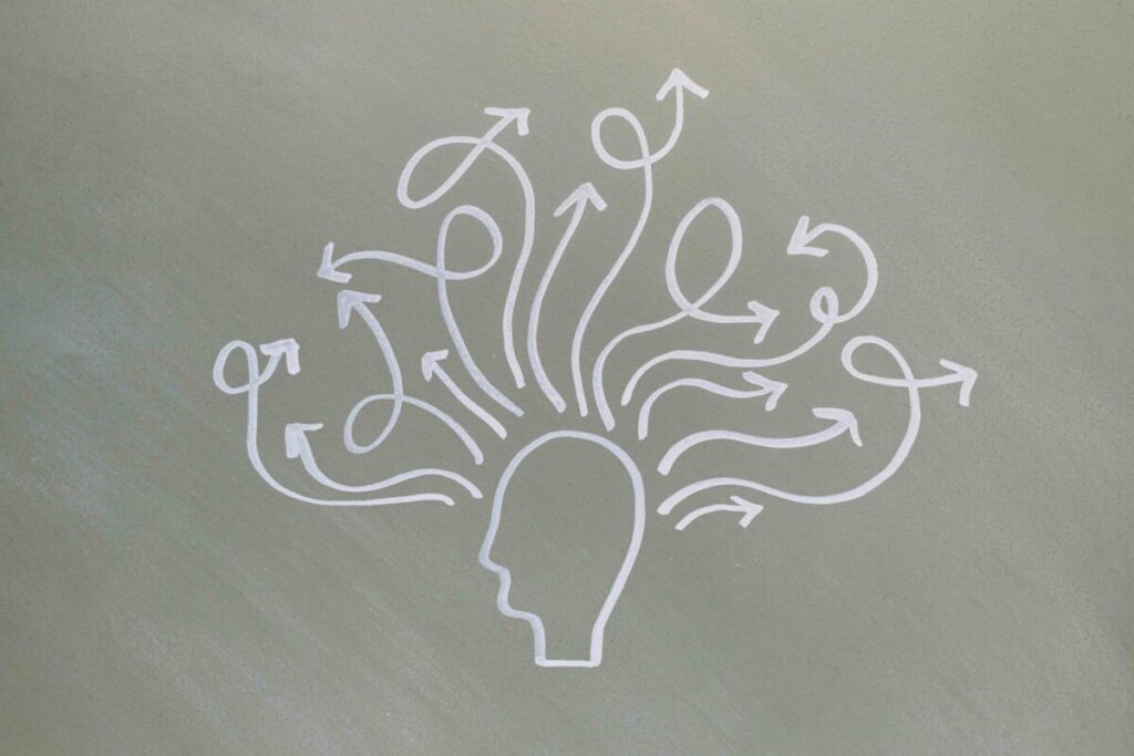 Estudiantes y docentes implementando estrategias inclusivas en el aula para atender el TDAH